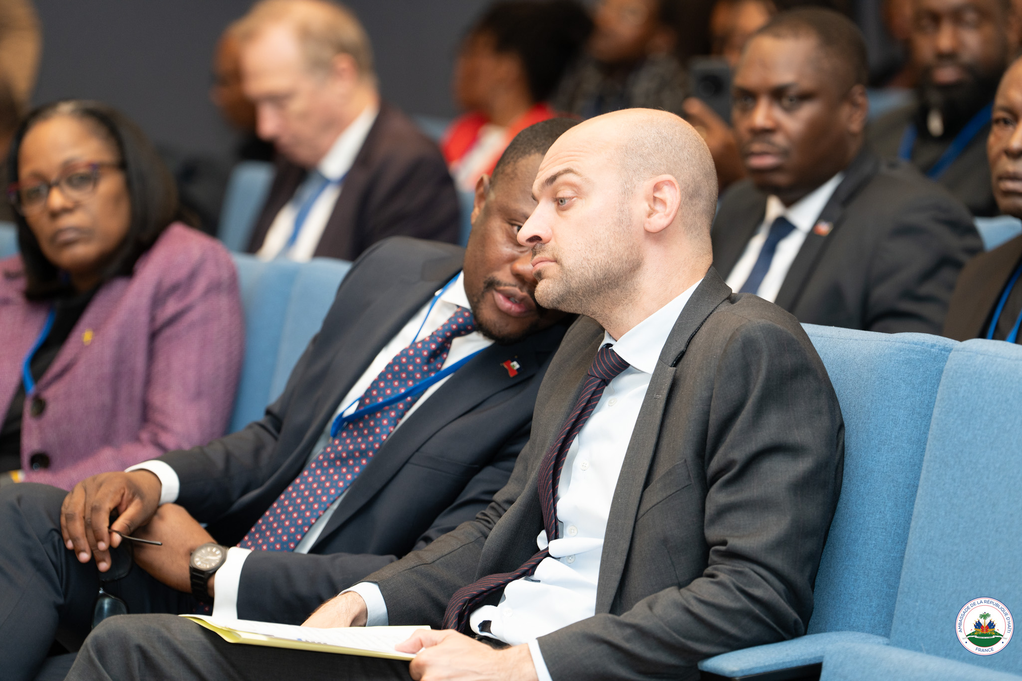 Tête-à-tête de l'ambassadeur Louino Volcy avec le ministre Jean-Noël Barrot, au premier rang de la Conférence de la Paix pour Haïti
