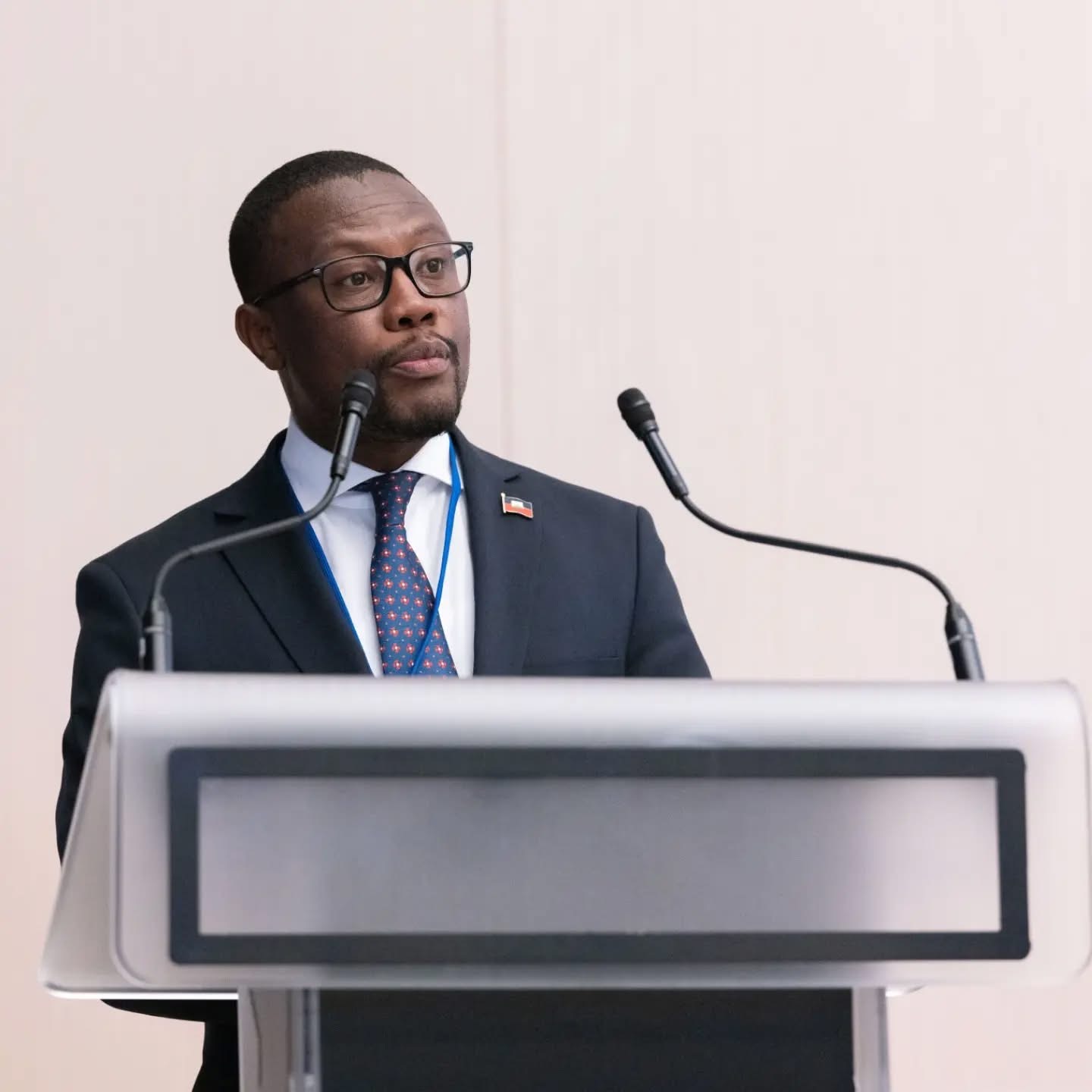 L'ambassadeur Louino Volcy prononce son discours à la tribune de la Conférence de la Paix pour Haïti
