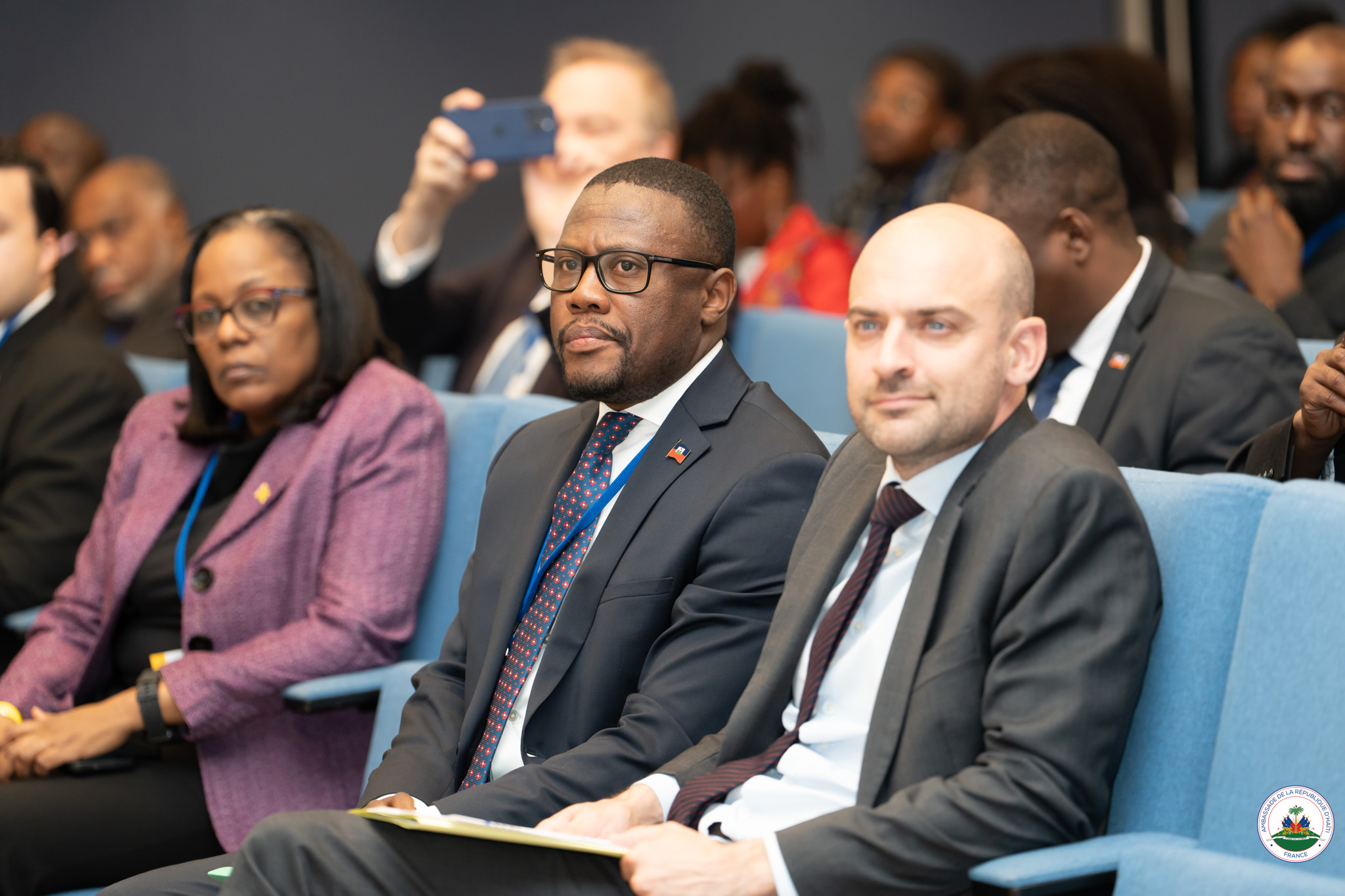L'ambassadeur Louino Volcy et le ministre Jean-Noël Barrot, côte à côte au premier rang