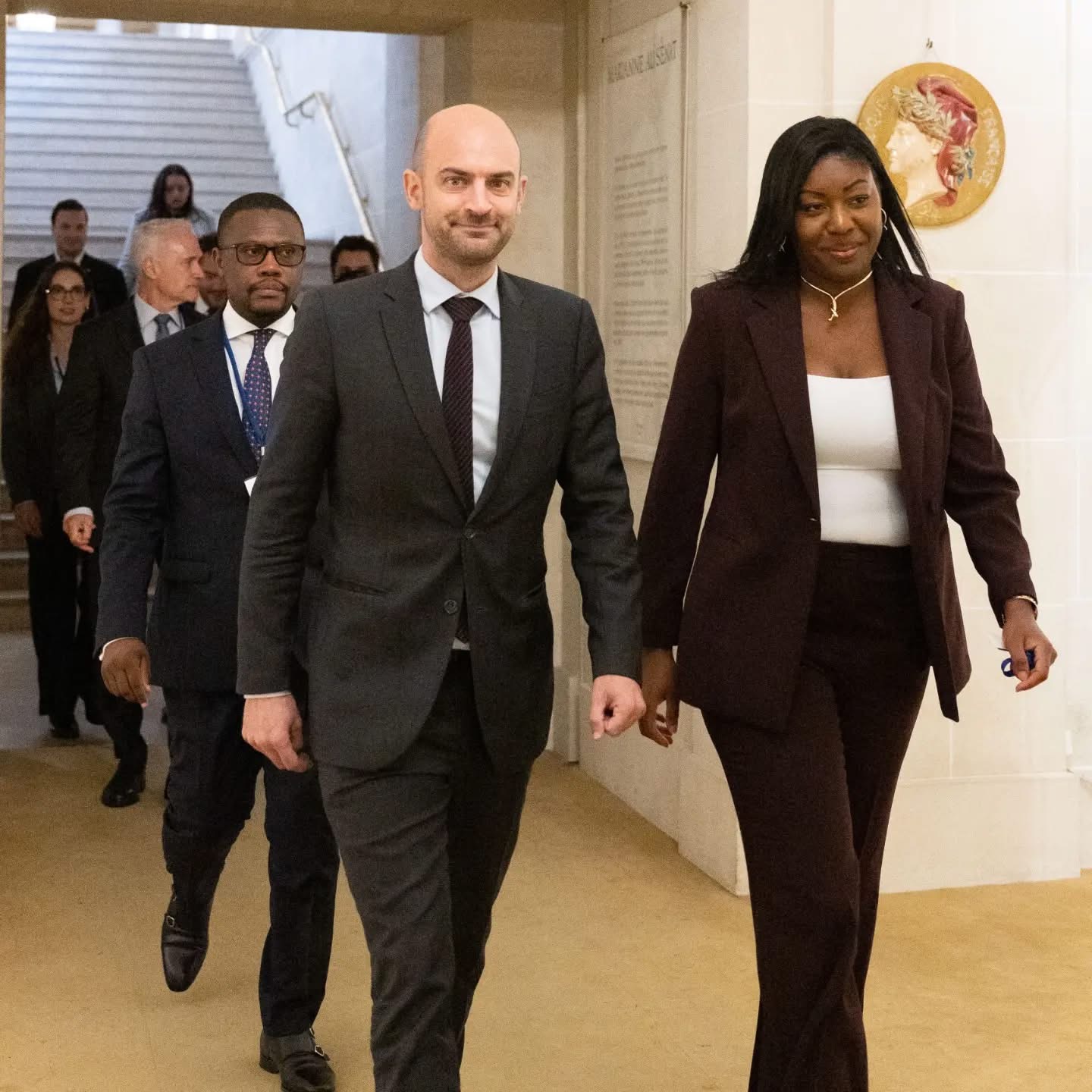Le ministre Jean-Noël Barrot et Jessie Claude ouvrent la marche, suivis de l'ambassadeur Louino Volcy, au Sénat
