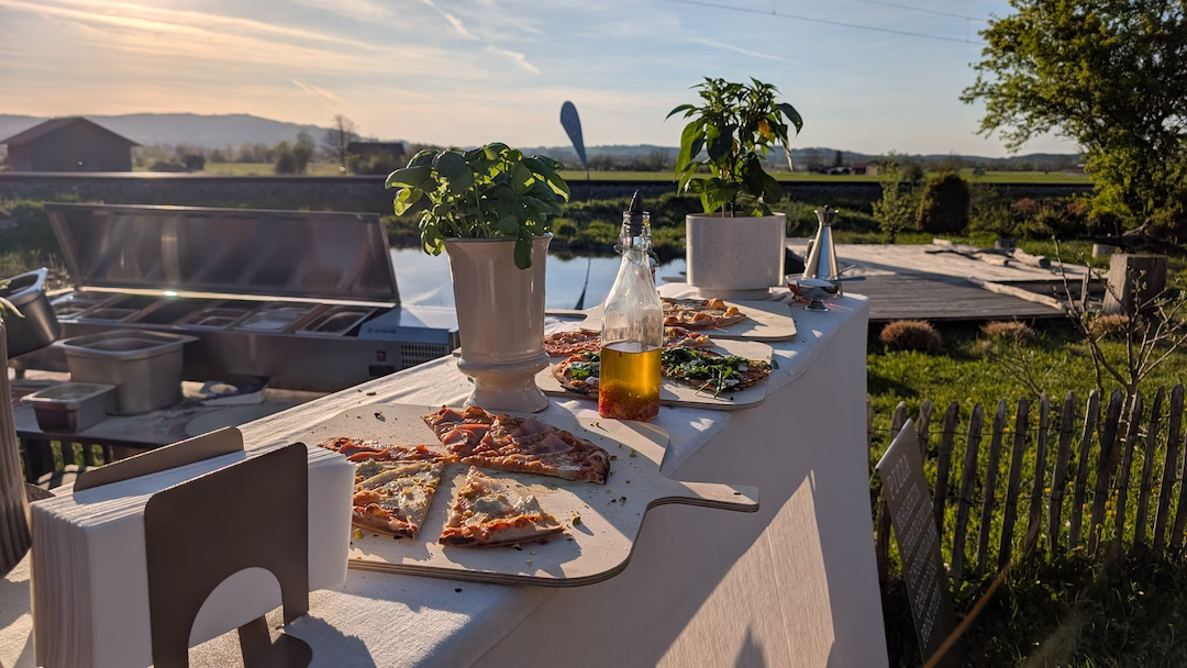 Frisch belegte Pizza vor dem Backen im MeiPizza-Ofen