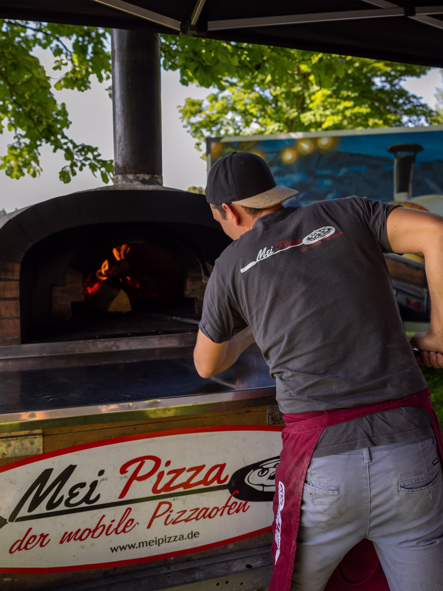 Martin Kaltenbach, Gründer von MeiPizza, am Steinofen