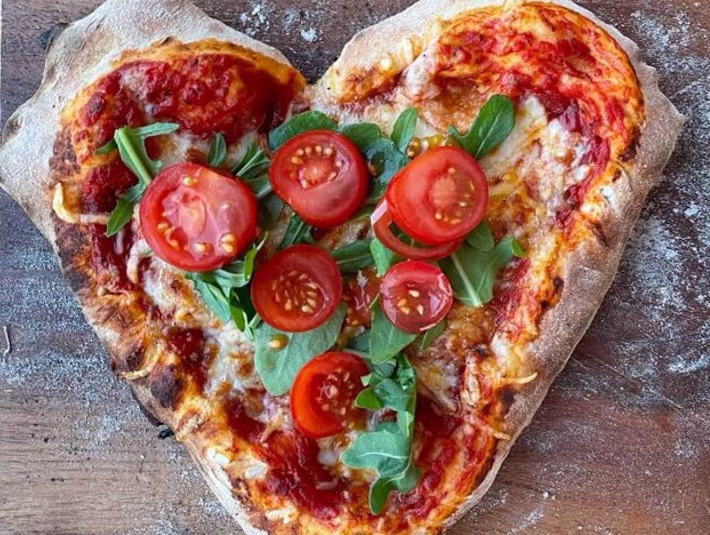 Gäste genießen frische Pizza vom MeiPizza-Catering