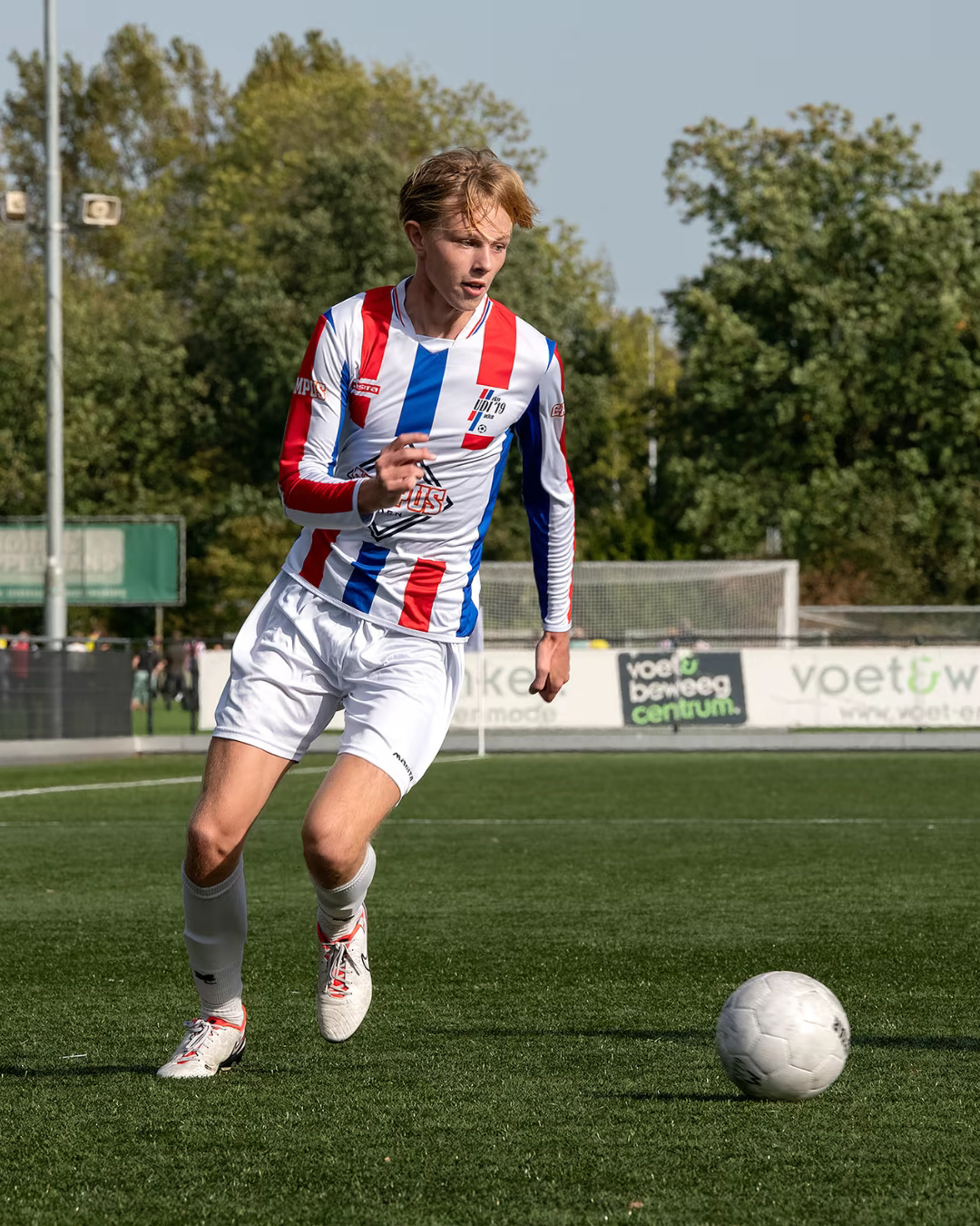Niek Theunissen dribbling the ball during a soccer match