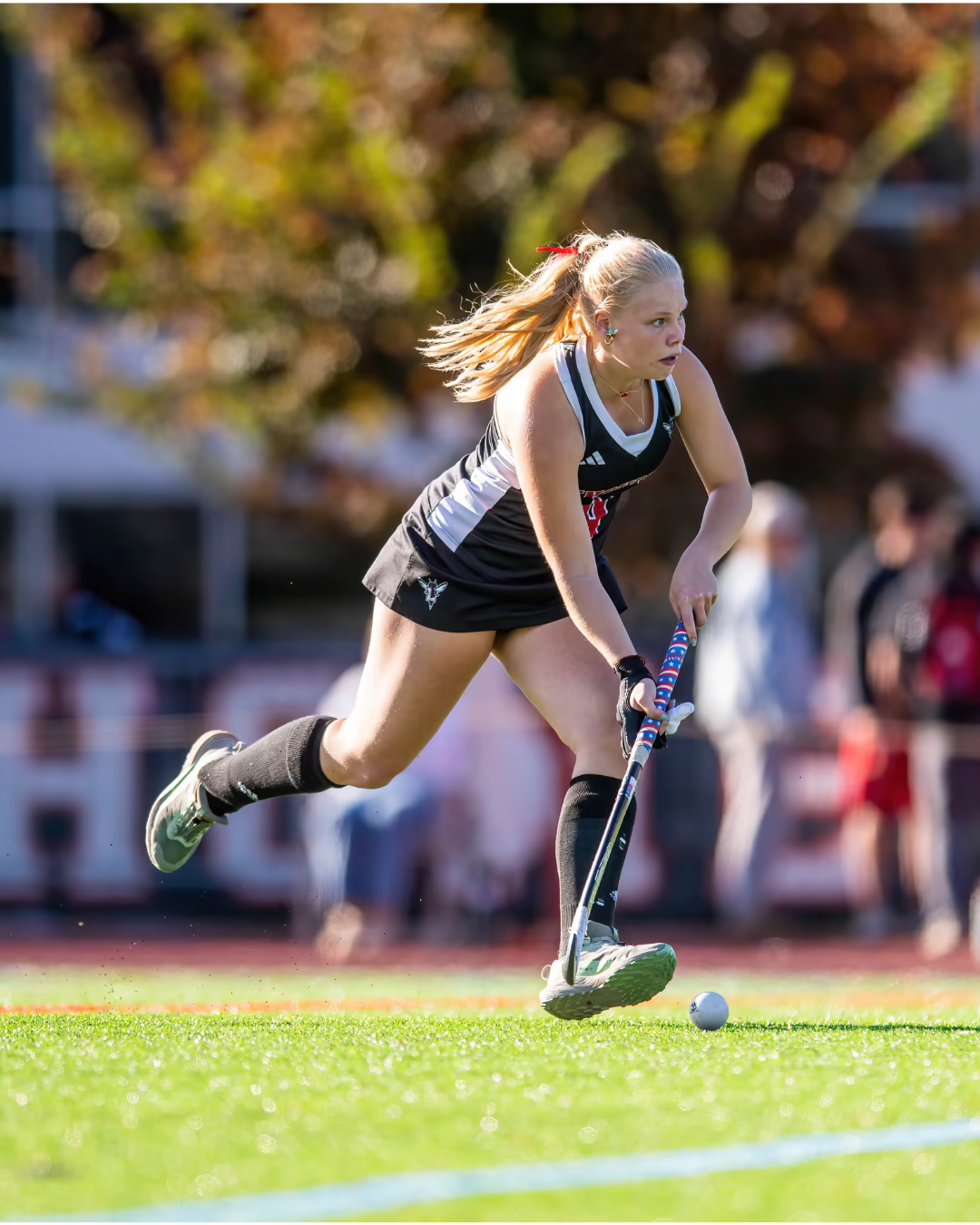 Saar Prins carrying the ball during a field hockey match