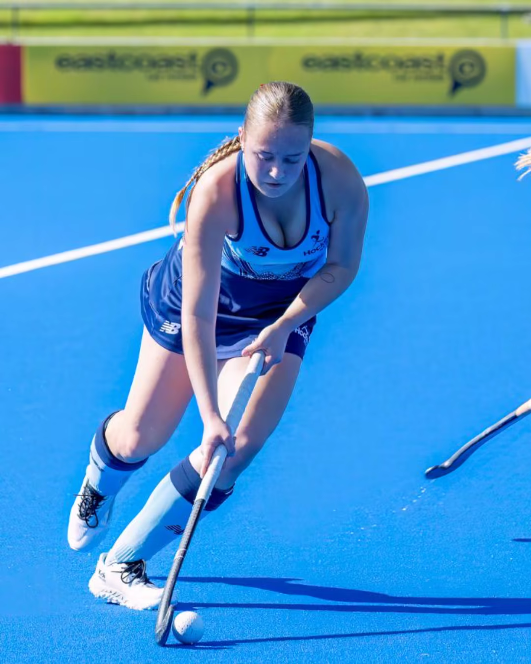 Tayla Grabham playing field hockey