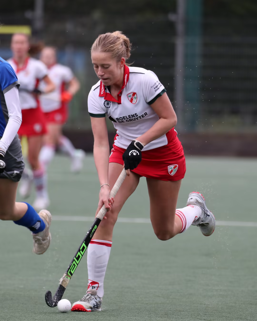 Frederique Vernooij playing field hockey