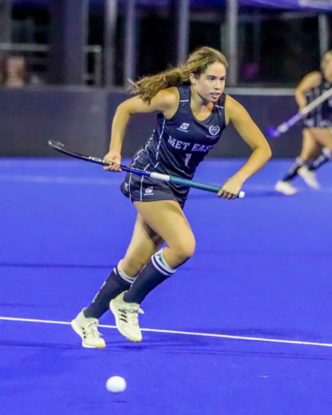 Chloe D'Hage playing field hockey