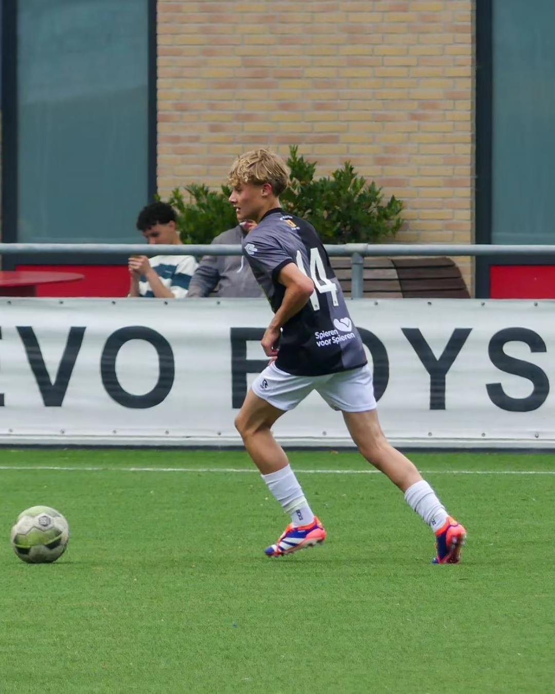 Daan Los playing soccer