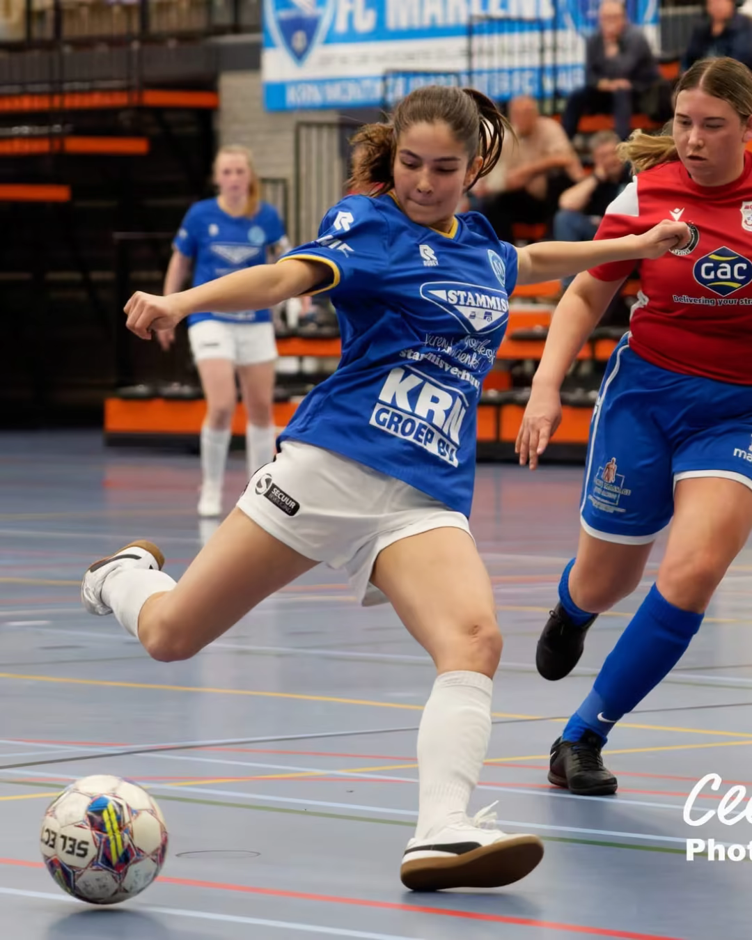 Loïs Heitlager playing indoor soccer