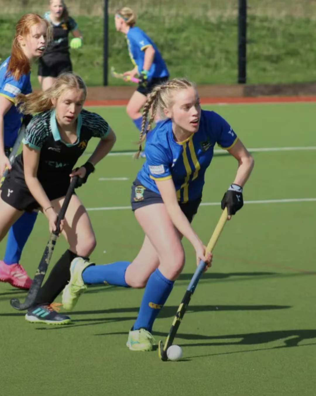 Isla Goold playing field hockey
