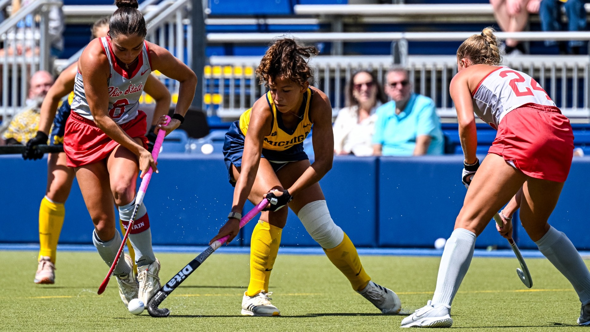 Esmée de Willigen playing field hockey for Michigan