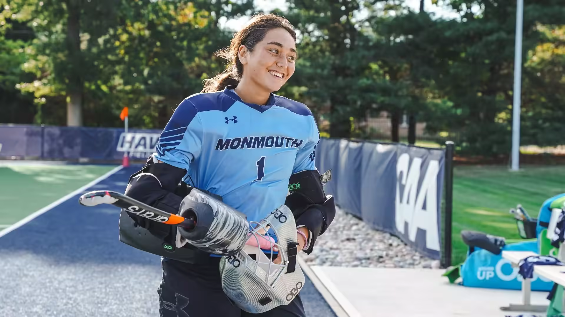 Jessie Eiselin playing college field hockey