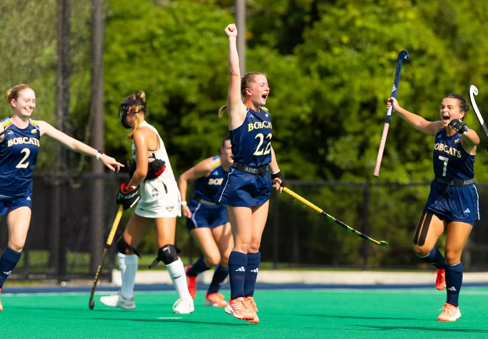 Evie Henderson playing college field hockey