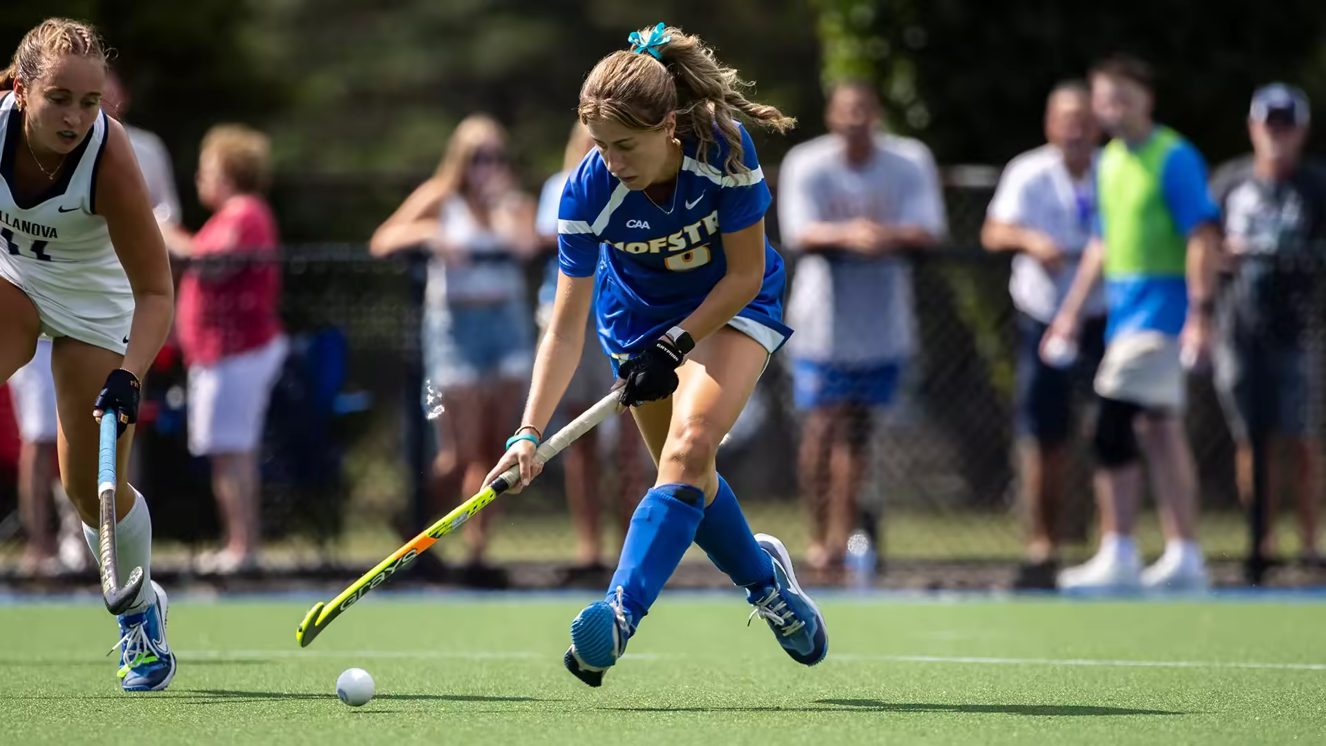 Jaime Lewis playing college field hockey
