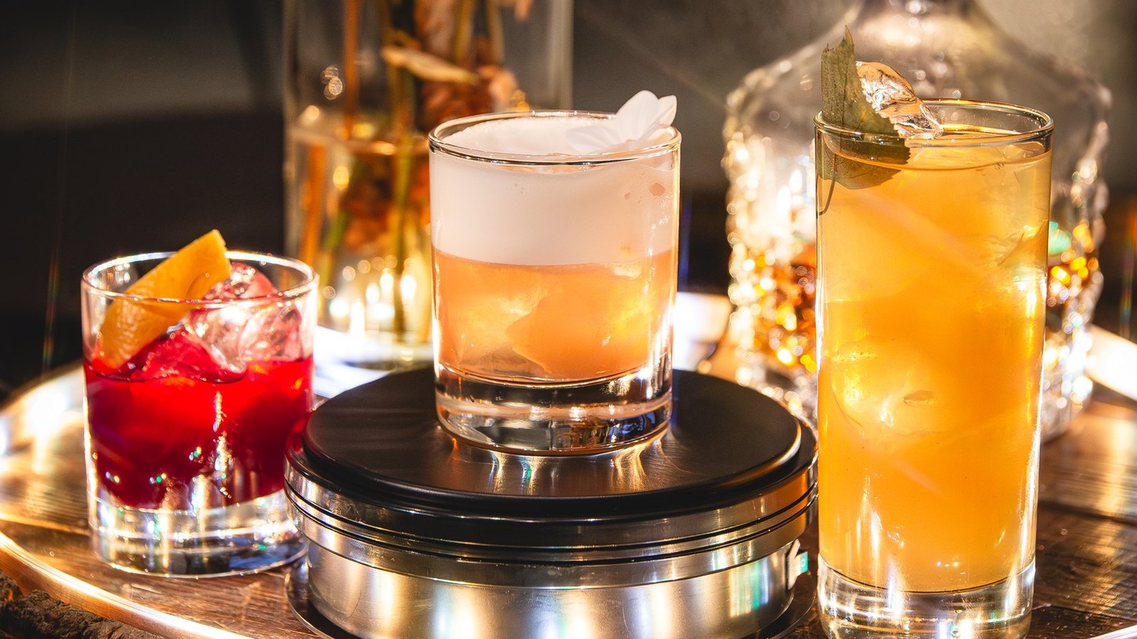 Kolme viskicocktailia valaistulla tarjoilutasolla HDF Whiskey Editionissa