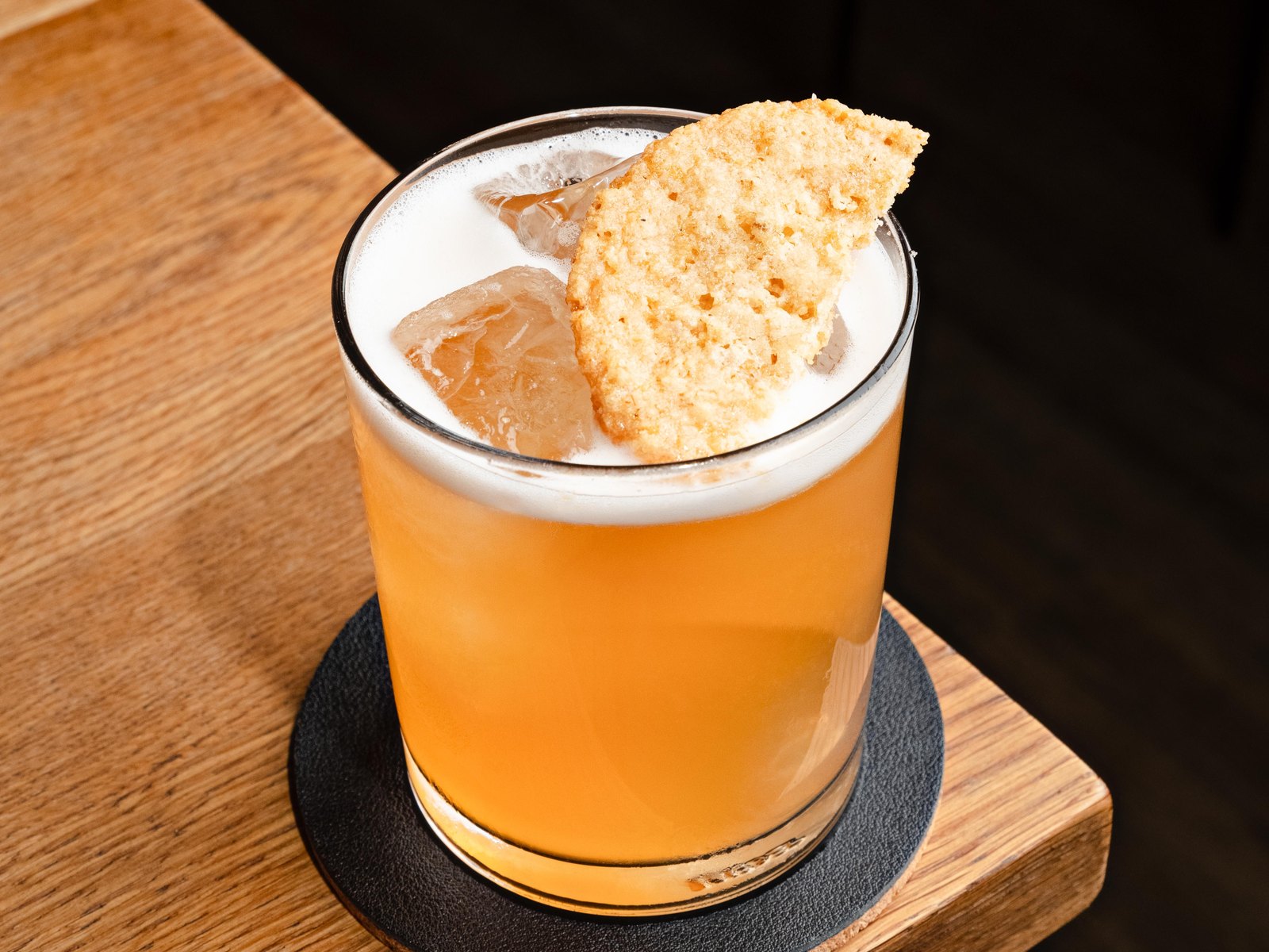 Un-peel-ievable Sour lasissa, päällä rapea koriste, puisella baaritiskillä Bar Matessa