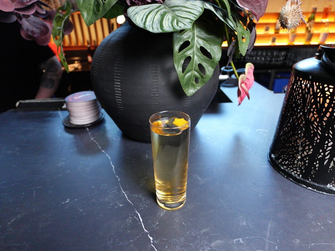 Shanghai Highball korkeassa lasissa tummalla marmoritiskillä Catfishissa