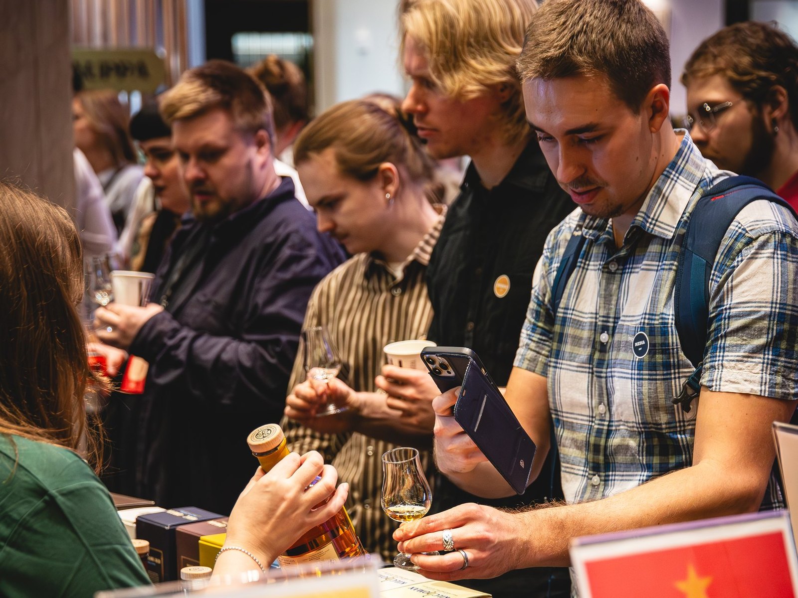 Kävijöitä maistamassa viskiä ständillä HDF Whiskey Editionissa
