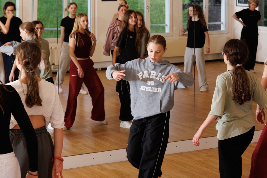Teens beim Tanzen in der accademia balladyum