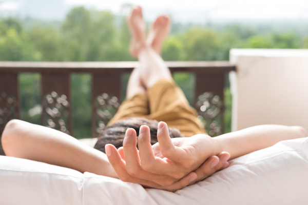 jeune homme se détendant sur son lit