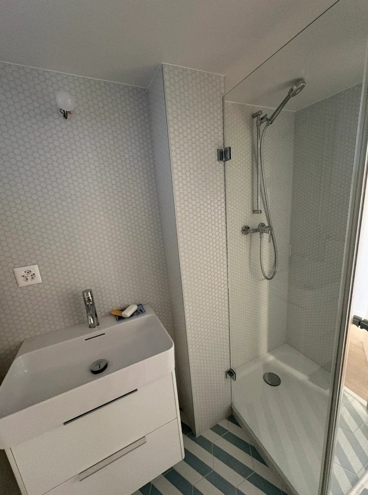 Douche à l’italienne d’angle avec paroi vitrée