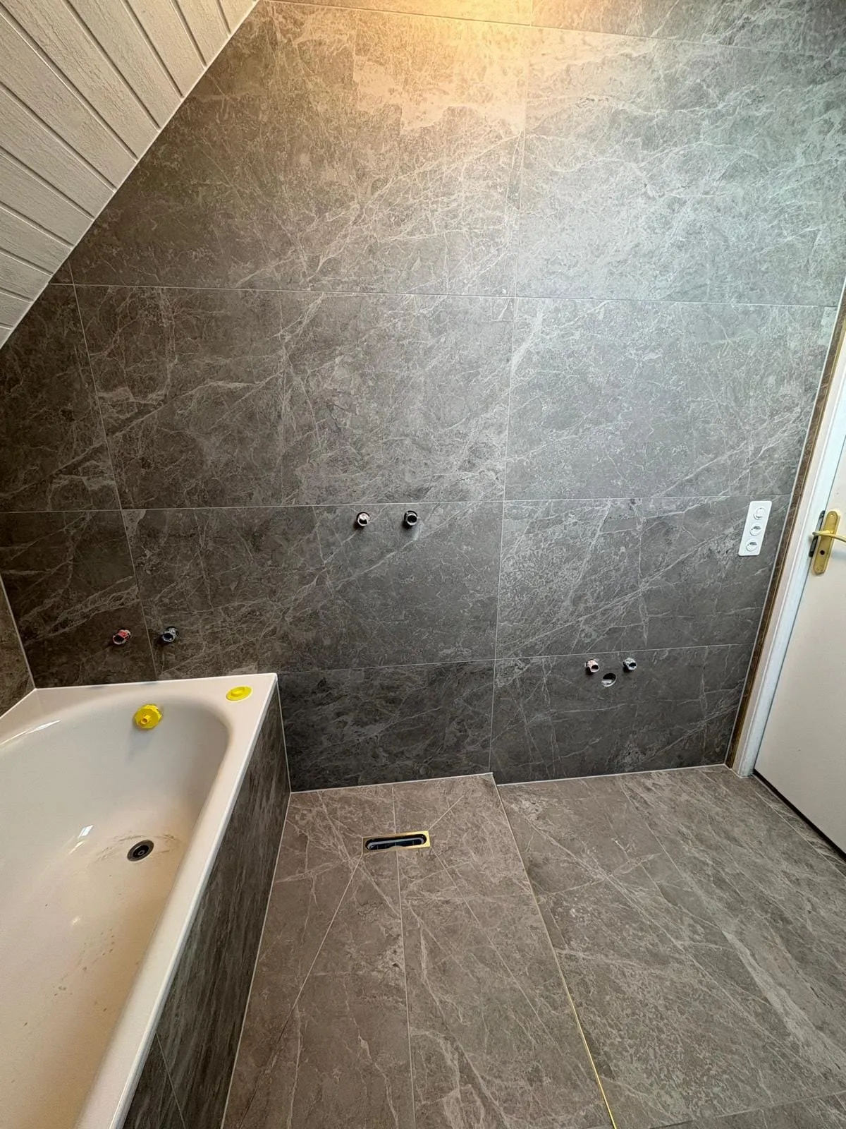 Baignoire encastrée et caniveau de douche linéaire à Crans