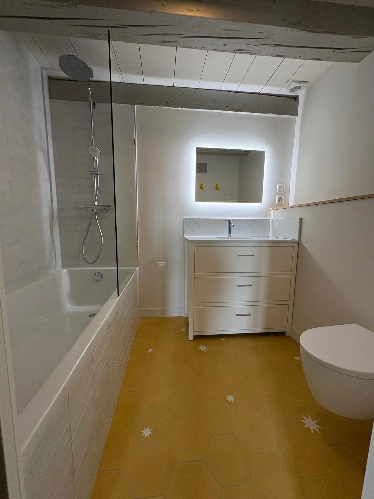 Salle de bain rénovée à Chéserex avec baignoire