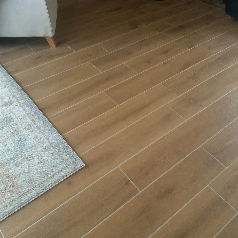 Sol en carrelage imitation bois posé en quinconce, lames décalées d’une rangée à l’autre