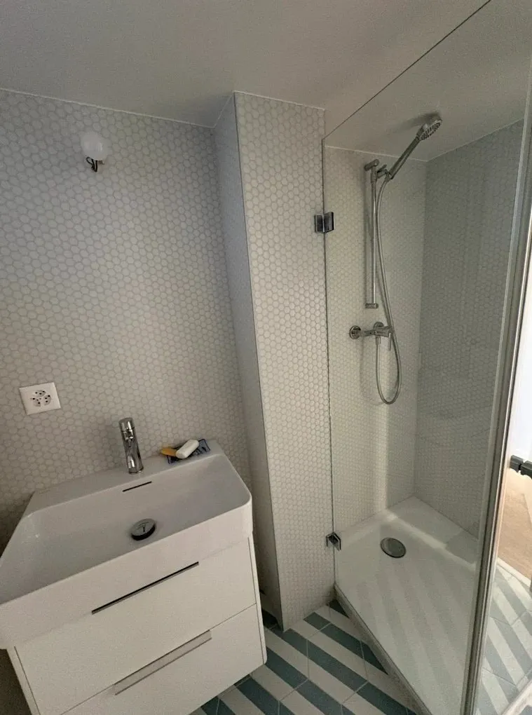 Douche à l'italienne d'angle avec paroi vitrée