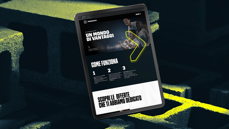 Schermo di un tablet con testo e immagini promozionali di un sito sportivo.
