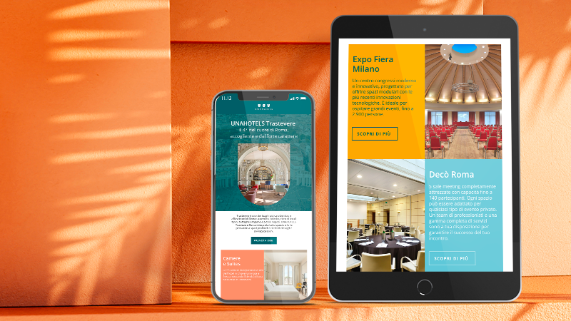 Cellulare e tablet mostrano siti web di hotel con immagini di sale conferenze e spazi per incontri a Roma e Milano.