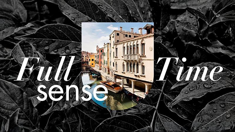 Canale di Venezia con barche ed edifici storici, testo sovrapposto Full sense Time su sfondo di foglie nere.