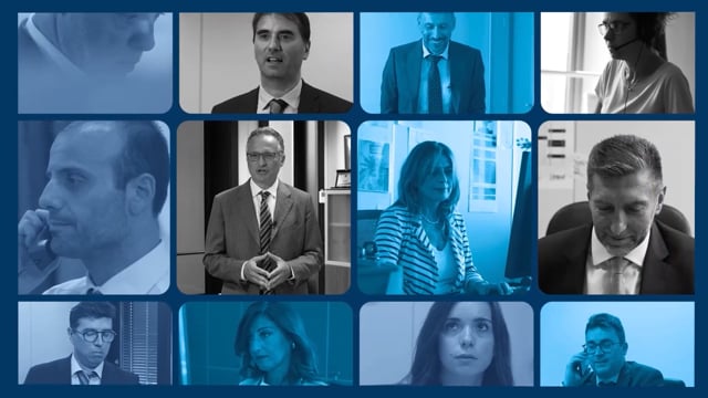Collage di persone in ambito lavorativo, in giacca e in ufficio, alcune mentre parlano o sono al telefono.