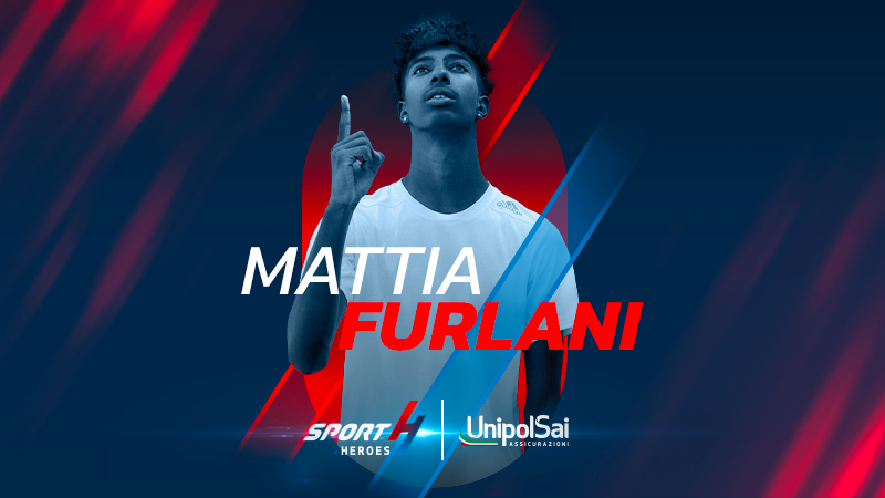 Giovane atleta Mattia Furlani con maglietta bianca indica verso l'alto su sfondo blu e rosso.