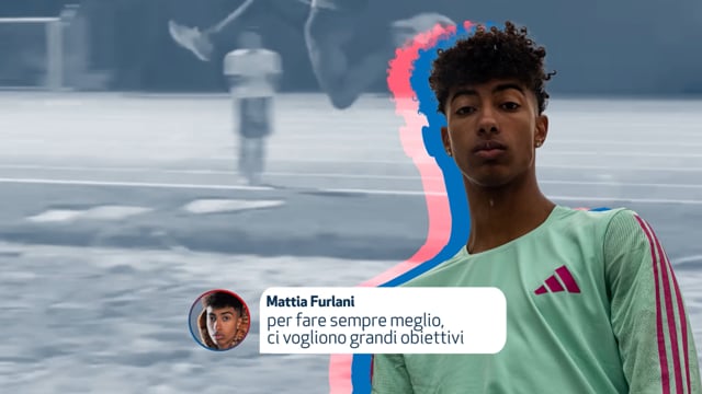 Giovane con maglietta verde su sfondo sfocato di campo sportivo, con ombre colorate dietro di lui.