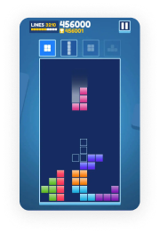 Schermata di gioco Tetris con pezzi colorati che cadono su uno sfondo blu