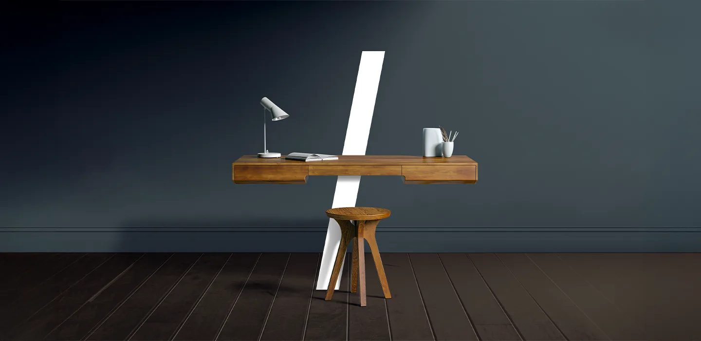 Scrivania sospesa in legno con lampada, libro aperto e contenitori, e sgabello di legno davanti.