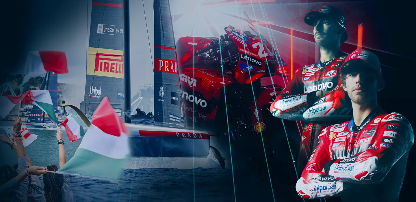 Imbarcazione Prada che naviga in acqua con spettatori che sventolano bandiere italiane, piloti Ducati in tuta rossa.