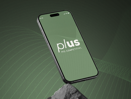 Smartphone nero inclinato con schermo verde che mostra testo Plus più competitivi.