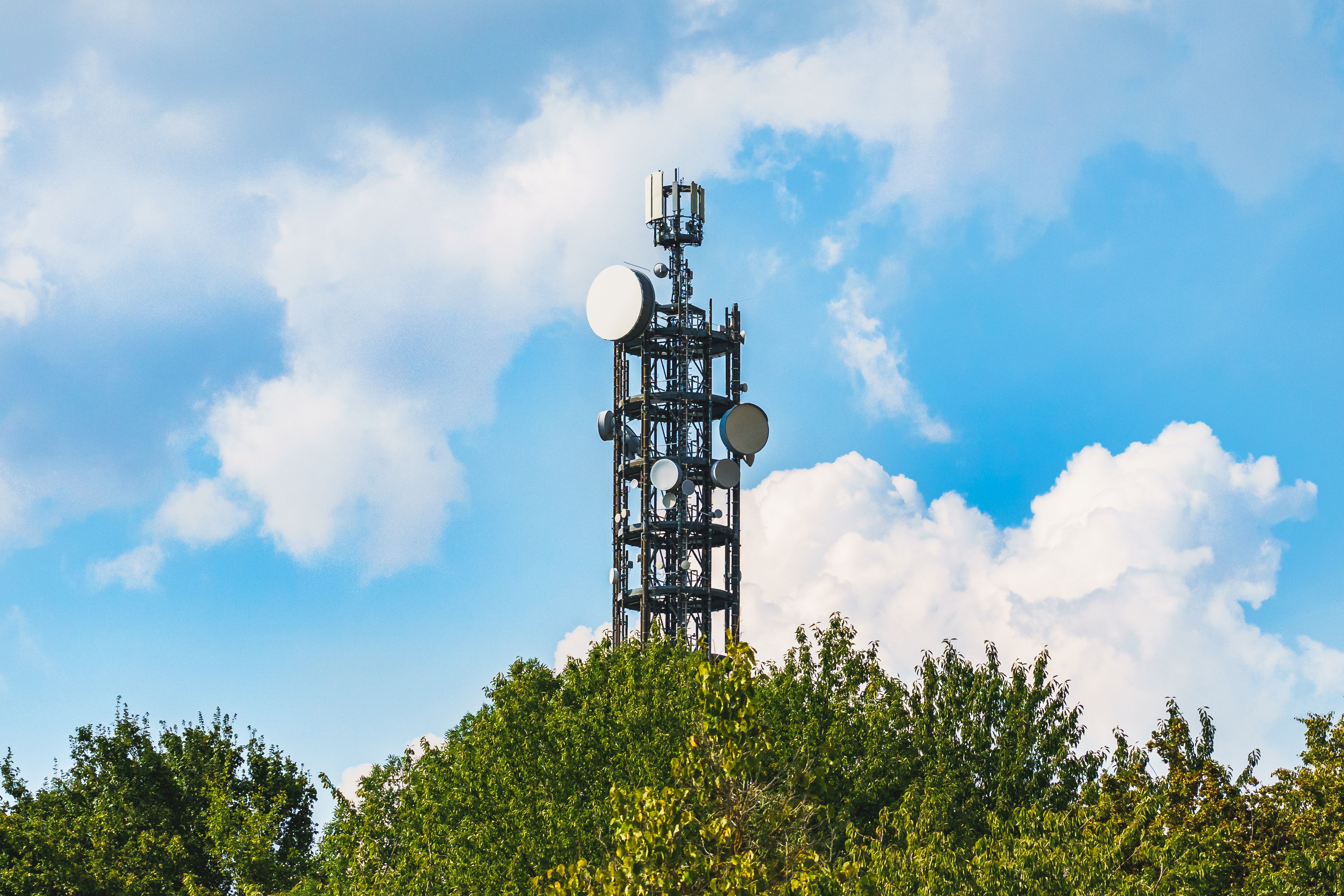 Telecommunications antenna tower