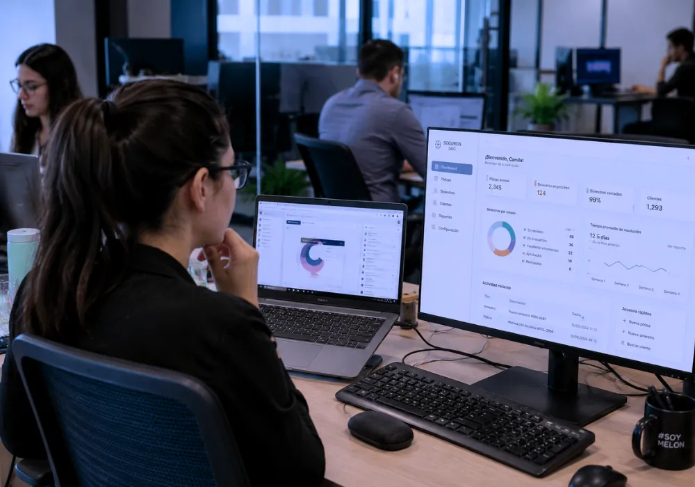 Analista trabajando en plataforma digital de gestión de pólizas y siniestros - Insurance Azkait