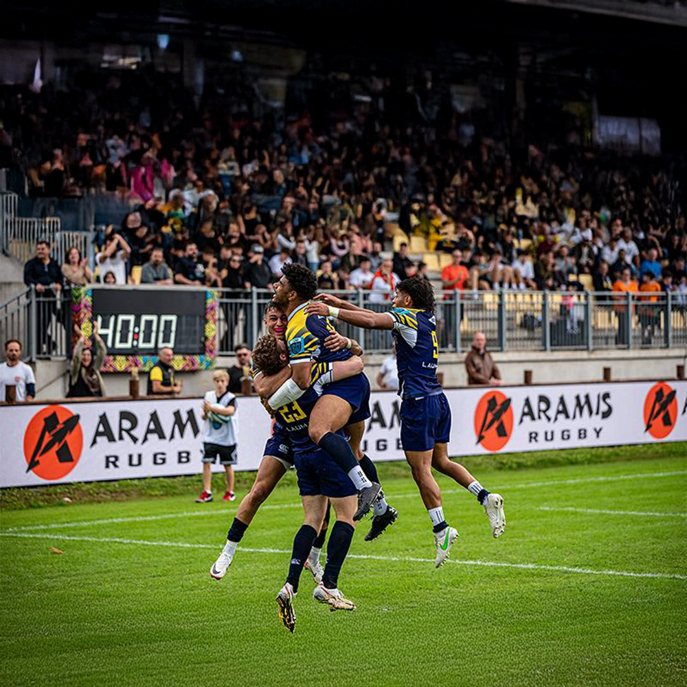 I giocatori delle Zebre Parma esultano in campo dopo una meta