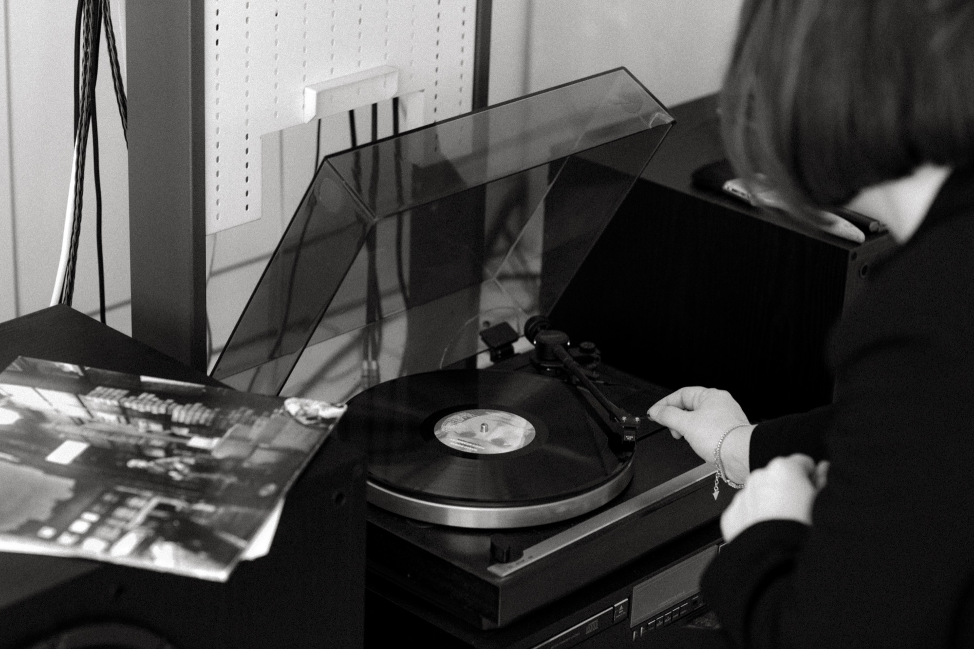 Una mano appoggia la puntina su un disco in vinile, nello studio Martin Brando