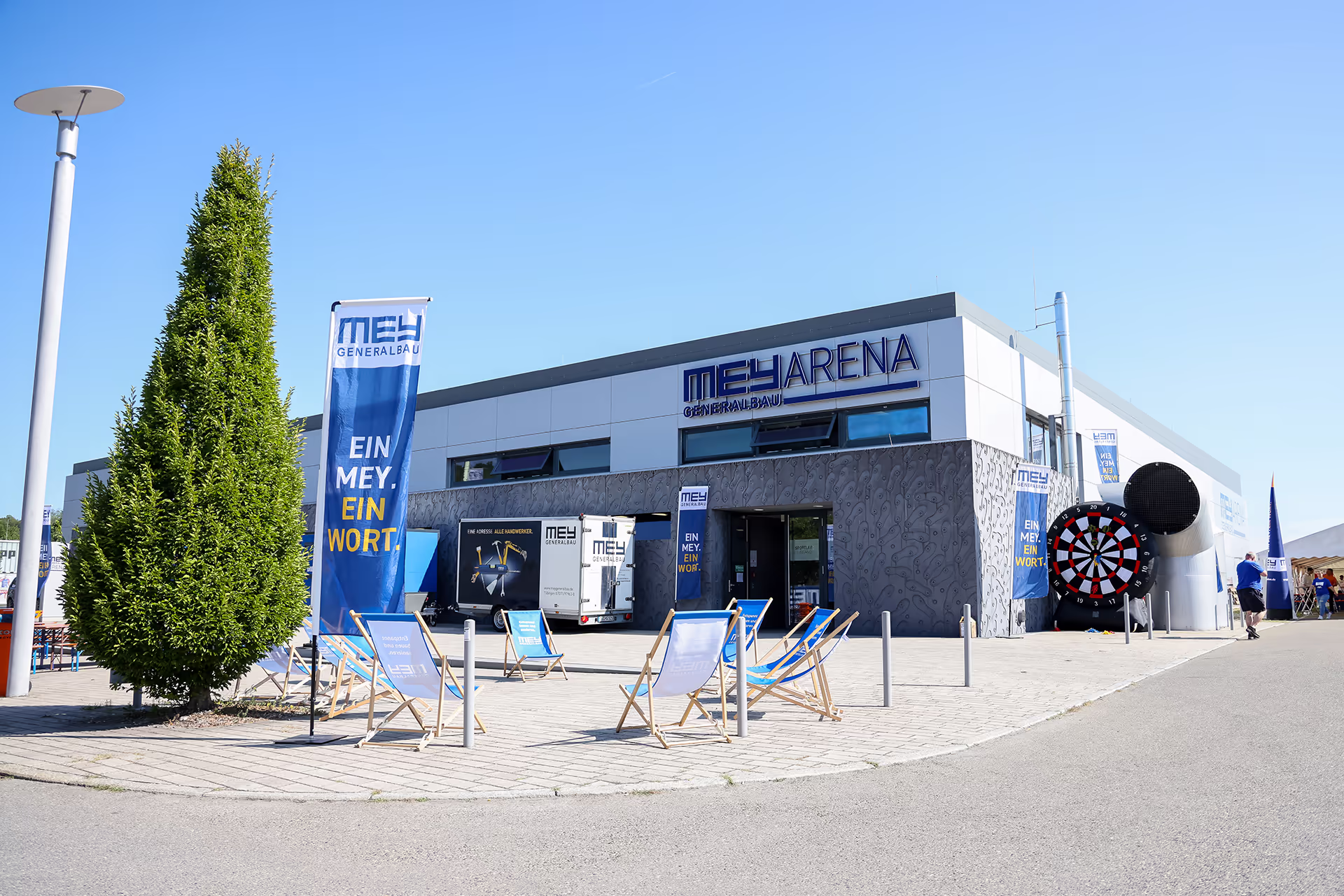 Mey Generalbau Arena in Balingen mit Liegestühlen und Mey-Fahnen