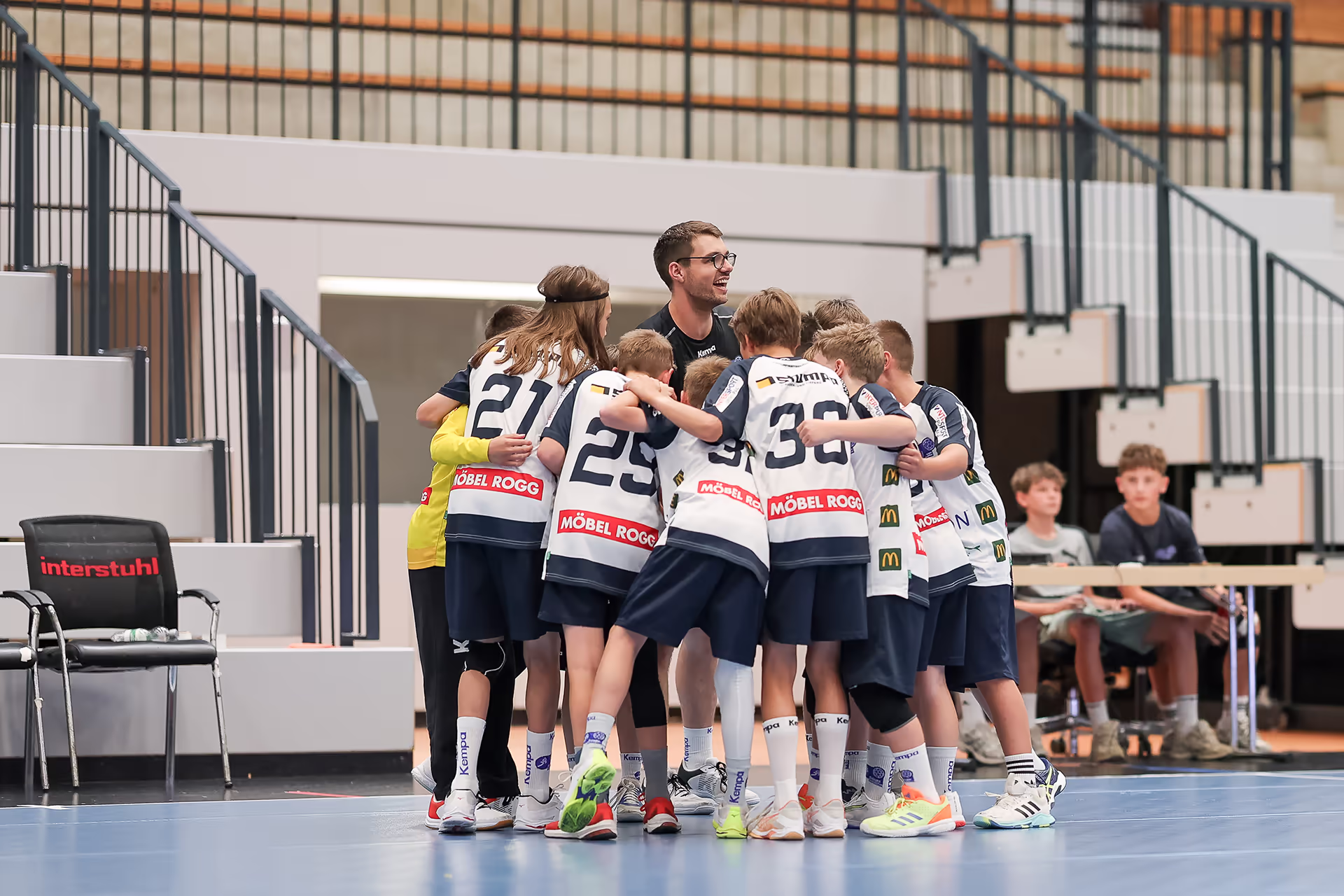 Jugendteam jubelt beim Tag des Handballs