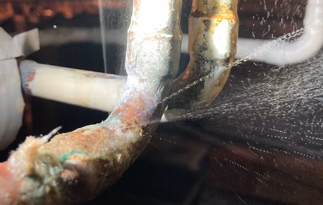 Wasser tritt aus einer undichten Leitung aus