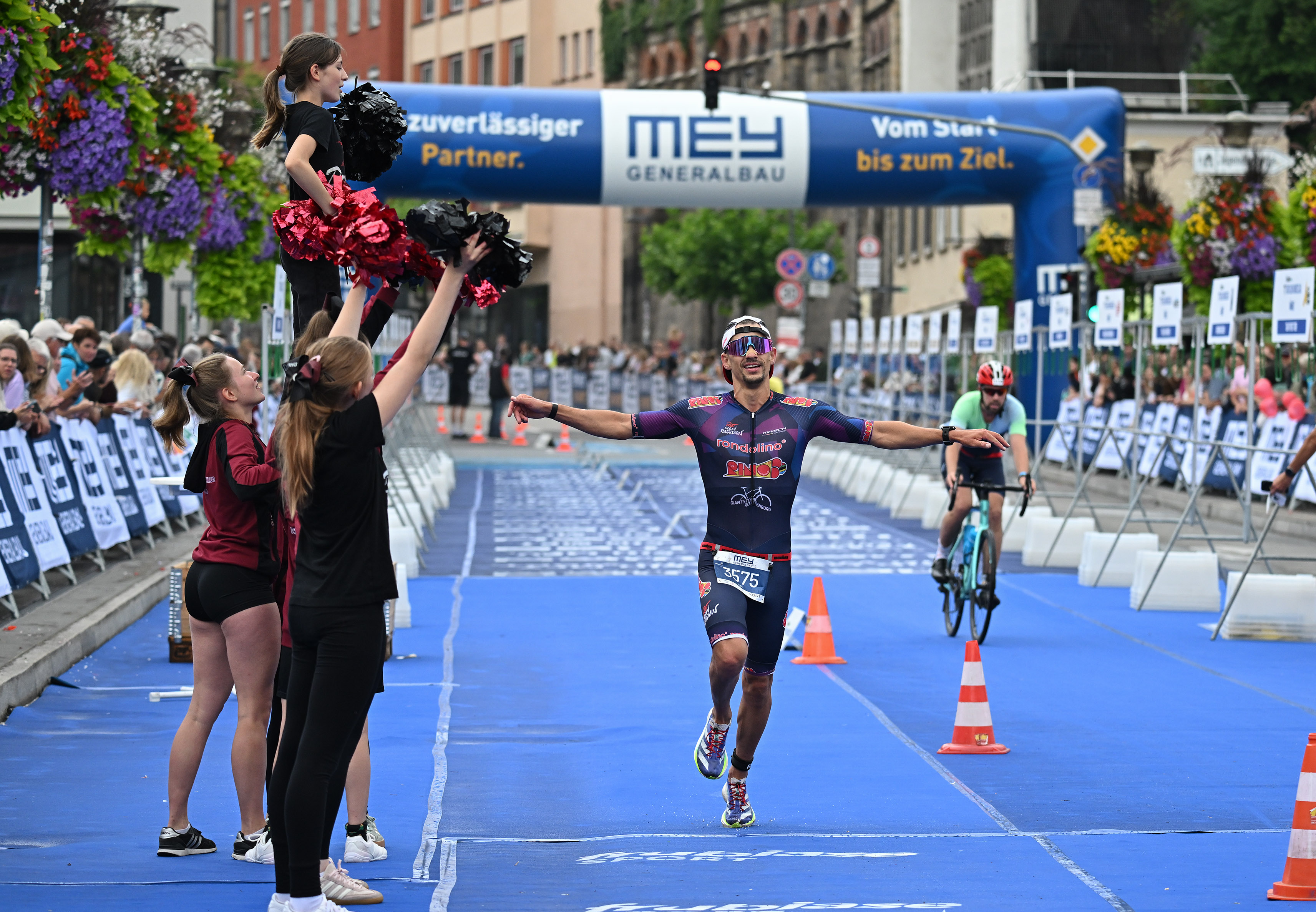 Zieleinlauf eines Athleten beim Mey Generalbau Triathlon in Tübingen