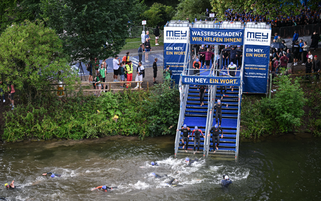 Schwimmausstieg aus dem Neckar beim Mey Generalbau Triathlon