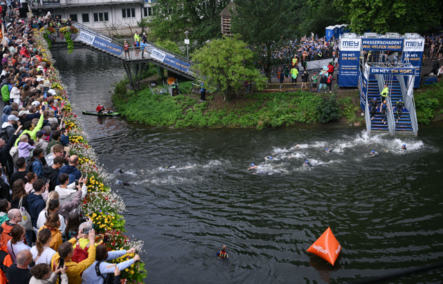 Schwimmstrecke im Neckar mit Zuschauern am Ufer